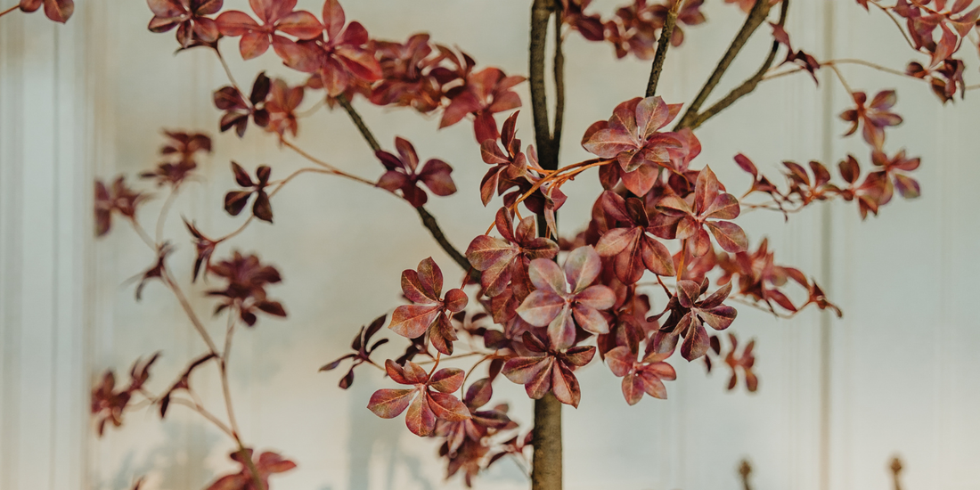 Kunstplanten voor de herfst: warme kleuren voor een sfeervol interieur
